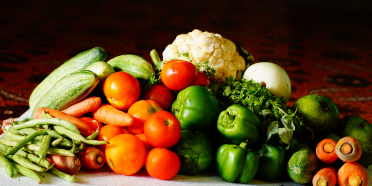 cauliflower, bell pepper, tomatoes, carrots, green beans, herbs, vegetables